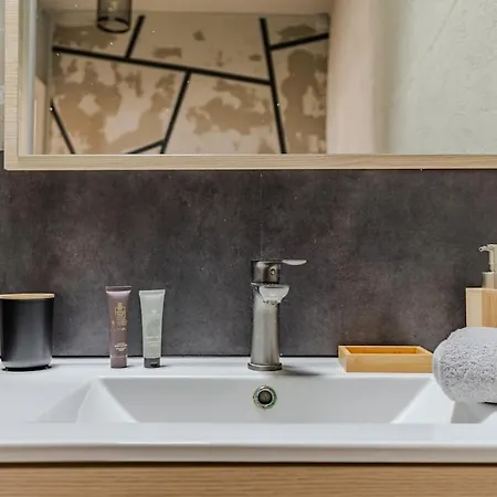 Break In Apartamento